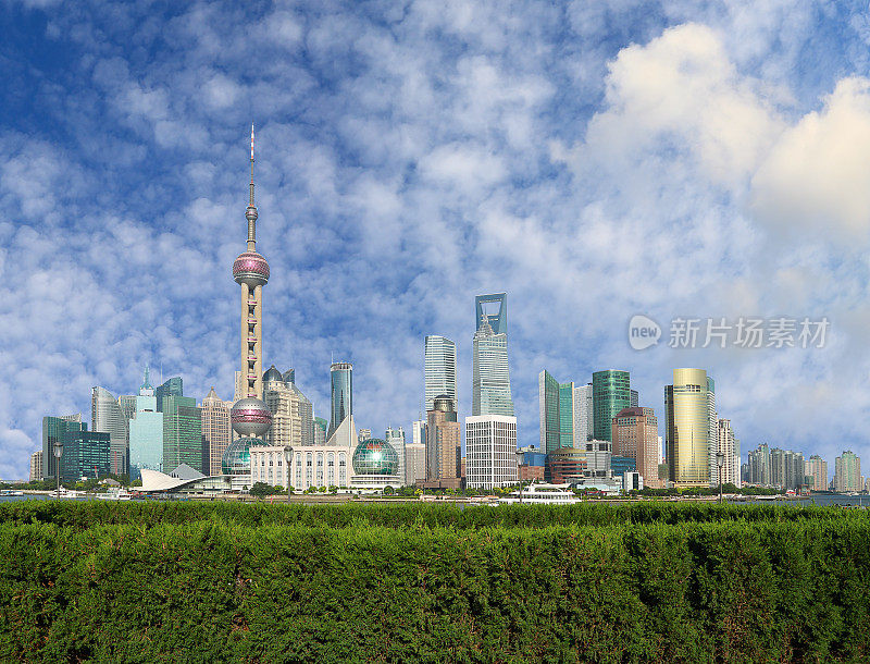陆家嘴金融贸易区是上海城市景观中的地标天际线
