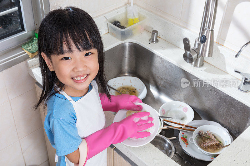 亚洲华人小女孩在厨房洗盘子