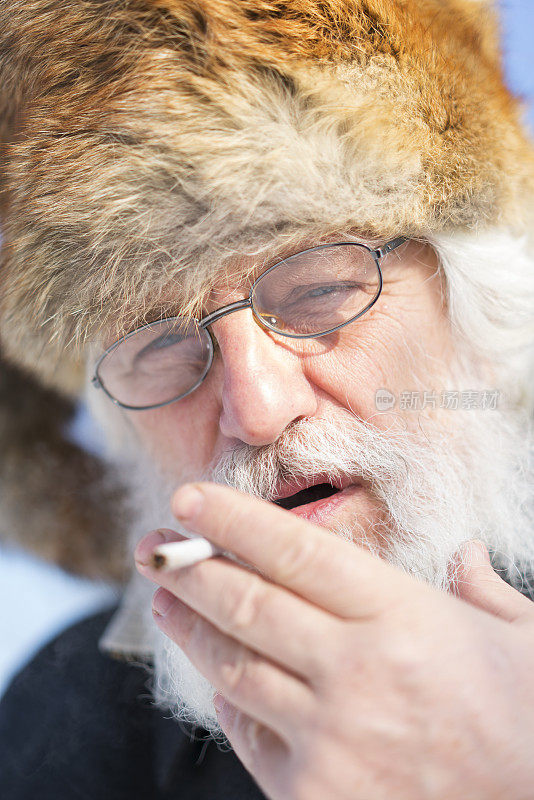 白胡子老人的肖像，正在抽烟