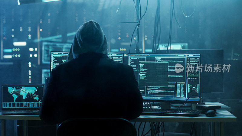 危险的蒙面黑客闯入政府数据服务器和感染他们的系统与病毒。他的藏身之处有黑暗的氛围，多显示器，到处都是电缆。