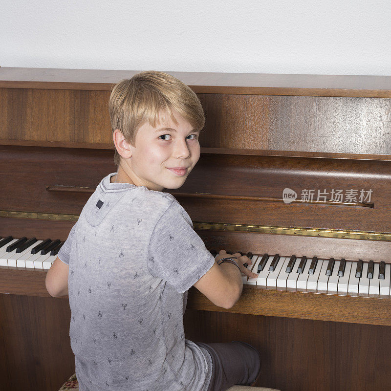 年轻的白人少年会弹钢琴