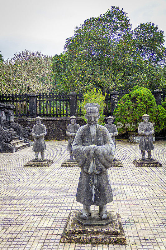 在越南顺化，岩石士兵雕像保护开定墓