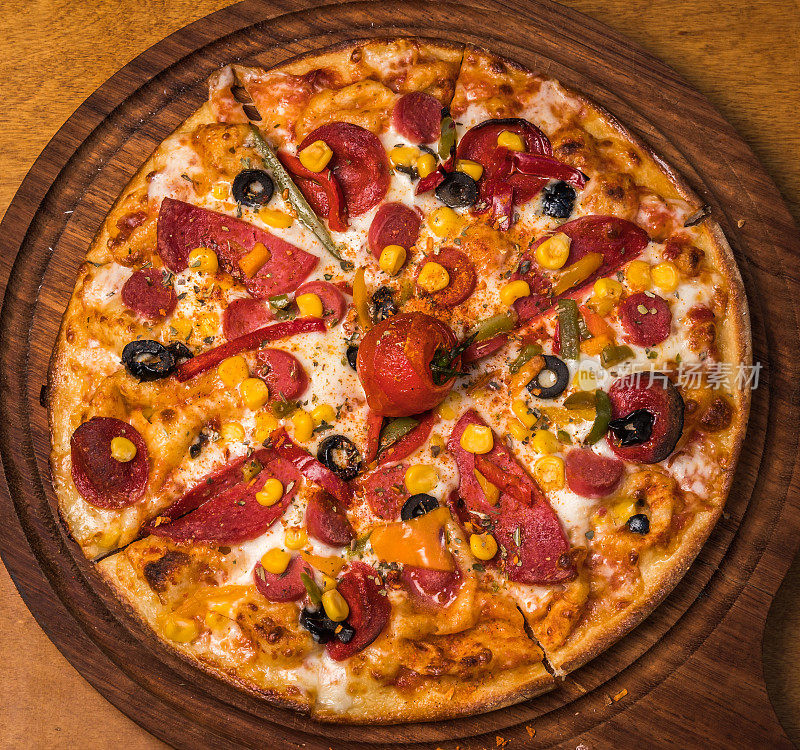 从上面看，木头桌上放着美味的意大利披萨