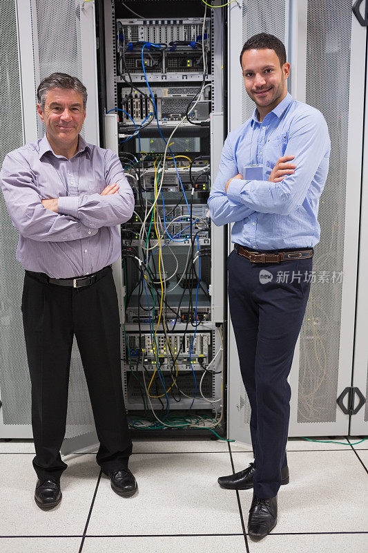 两名技术人员站在服务器前