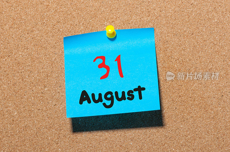 8月31日。一个月的第31天，彩色贴纸日历在公告板上。夏天的时间。文本空白