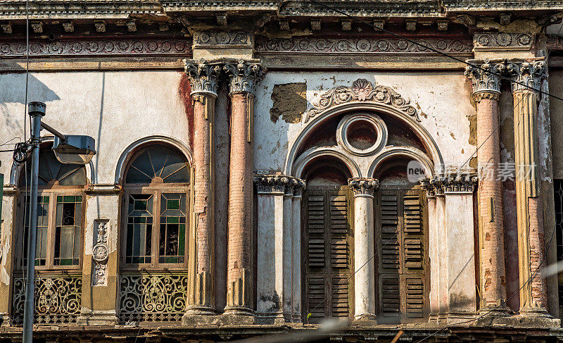 古建筑外观以殖民风格建筑为背景内容。