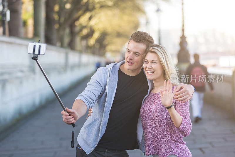 年轻夫妇用智能手机自拍