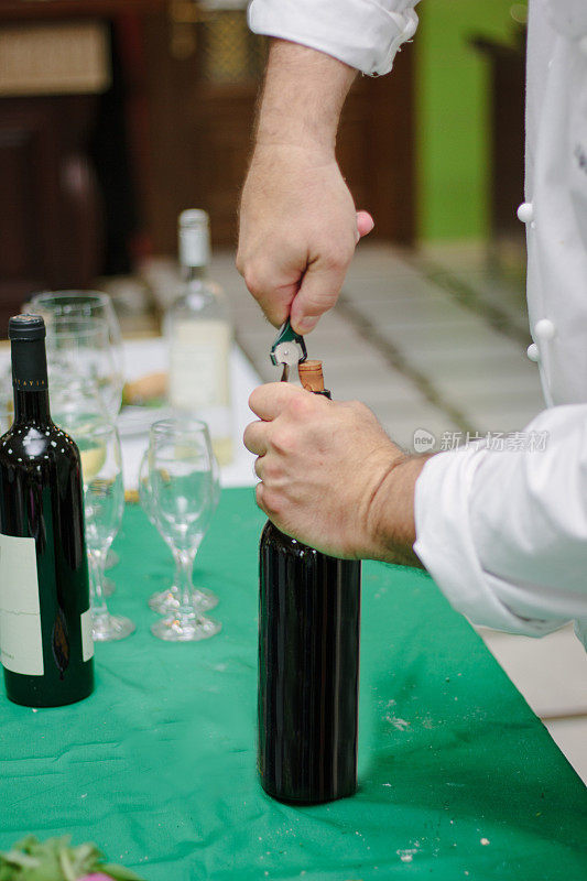 侍酒师用红酒打开酒瓶。