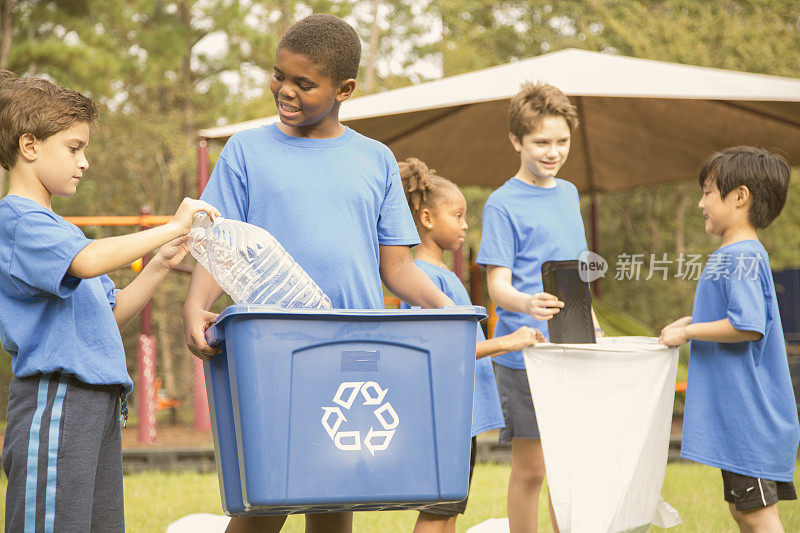 多民族学校的孩子在公园回收。