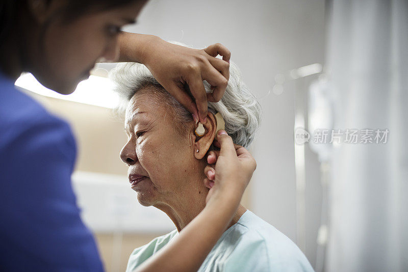 一位带着助听器的老妇人