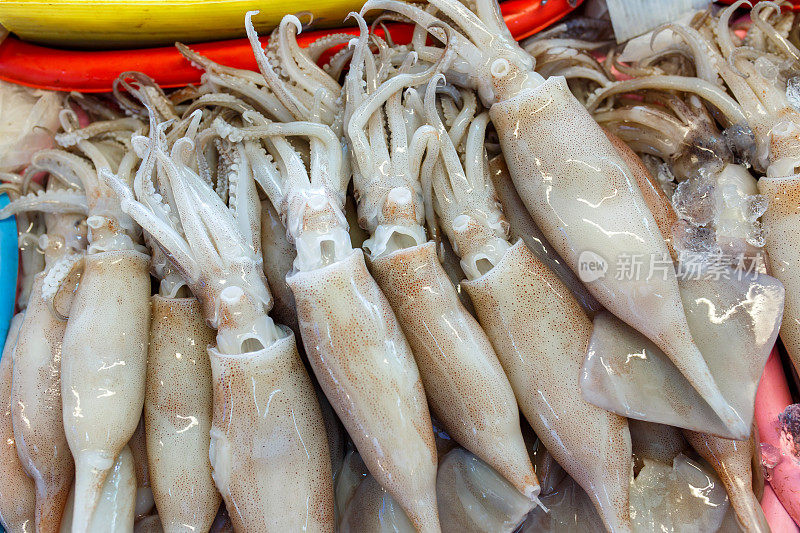 新鲜的鱿鱼群在冰上，鱼当地的市场摊位与新鲜的海鲜在泰国