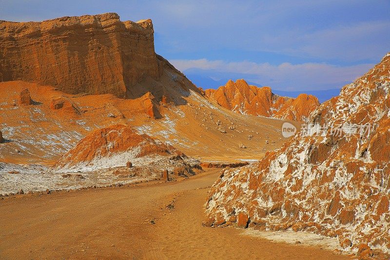 公路旅行:山土路旅程在日落的戏剧性景观，阿塔卡马沙漠月亮谷和死亡谷-月球表面的景观在金色的日落，异国情调的火山和田园般的阿塔卡马沙漠，火山景观全景-智利