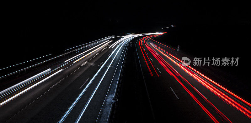 高速公路上的交通-长曝光，运动模糊