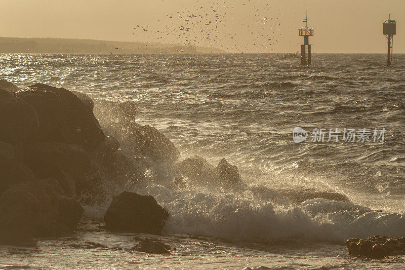 日出时的海边飞溅