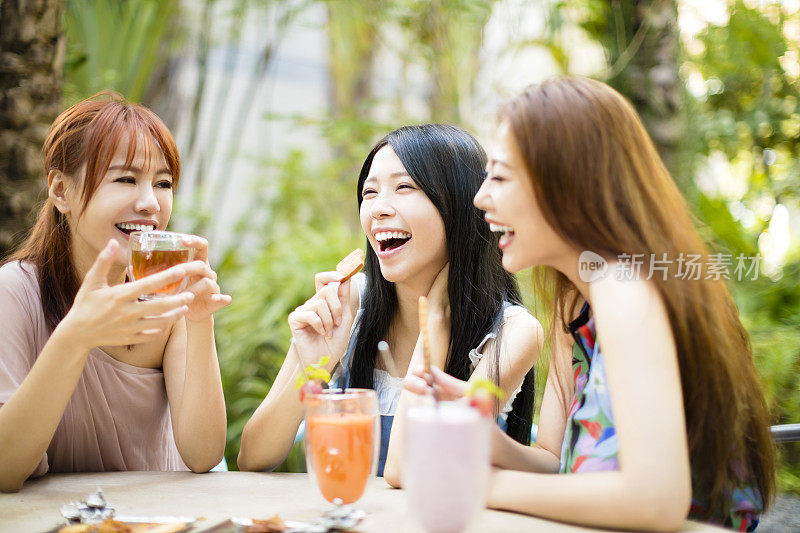 一群女性朋友在餐厅花园聊天