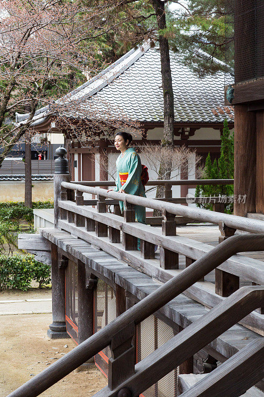 百库曼本千寺的和服女士