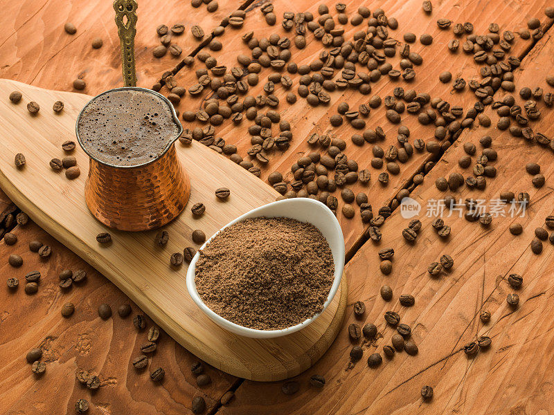 磨碎的咖啡和咖啡壶和烤咖啡豆