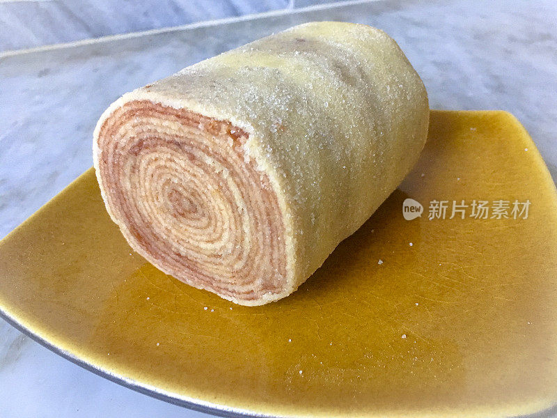 陶瓷盘子上的巴西卷饼