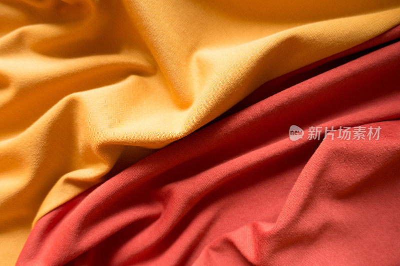 黄色和红色的波纹织物