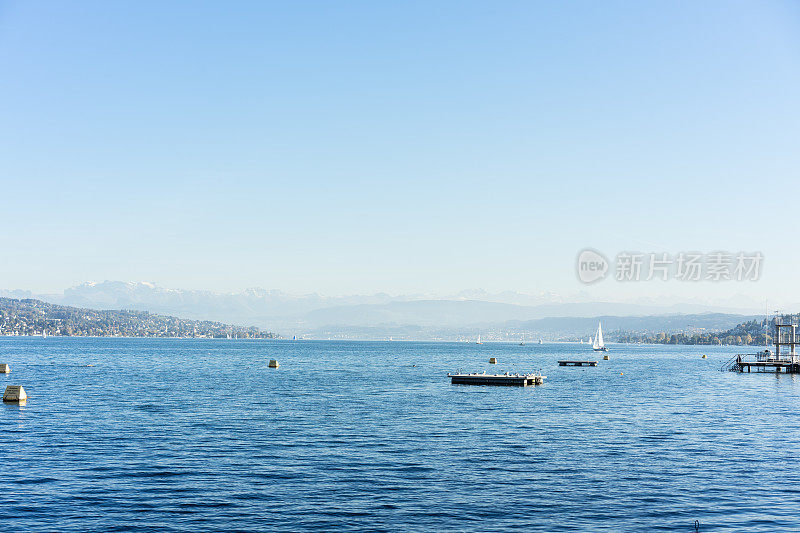 苏黎世湖有城市建筑，船只和蓝色的水