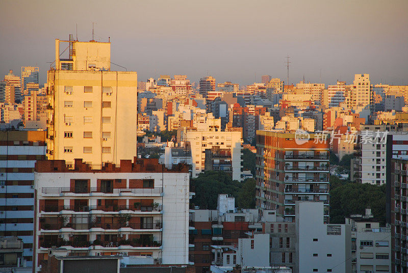 清晨的阳光照在布宜诺斯艾利斯的高楼上