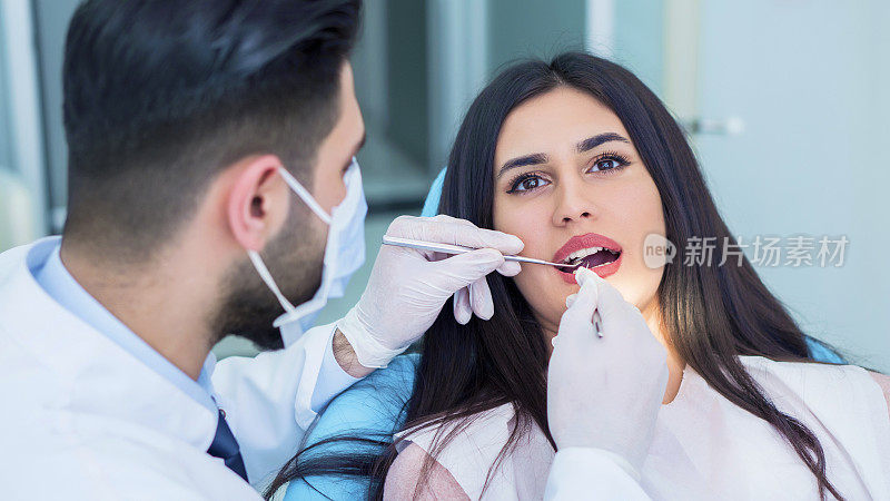 快乐的病人在牙科椅的肖像