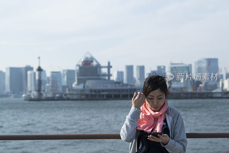 一个女人在看智能手机。