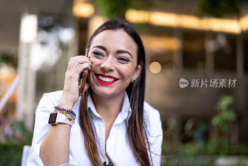 用手机聊天的商业女性