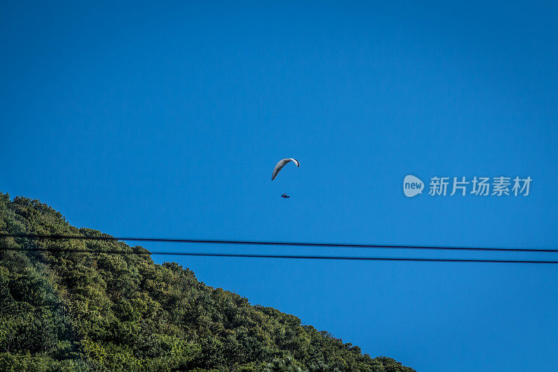 沿着美丽的海岸线滑翔