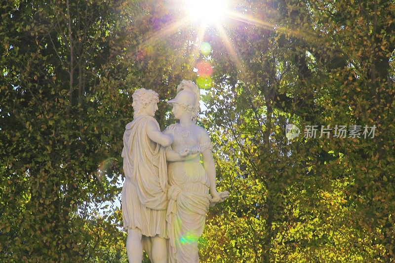 在维也纳中央公共公园Stadtpark的金色日落观赏花园