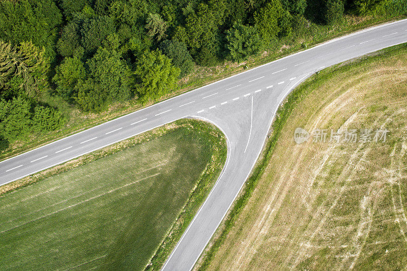 穿过乡村的道路