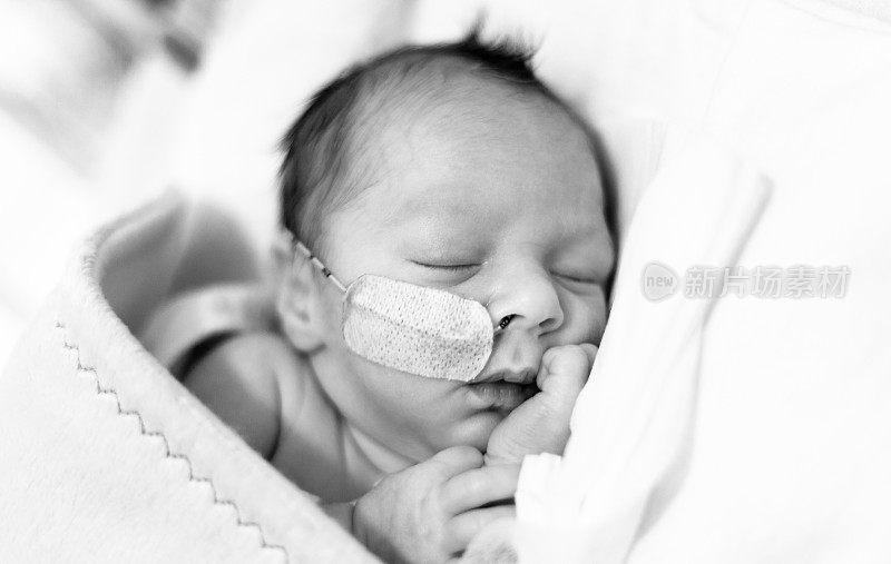 早产儿在新生儿重症监护室睡觉