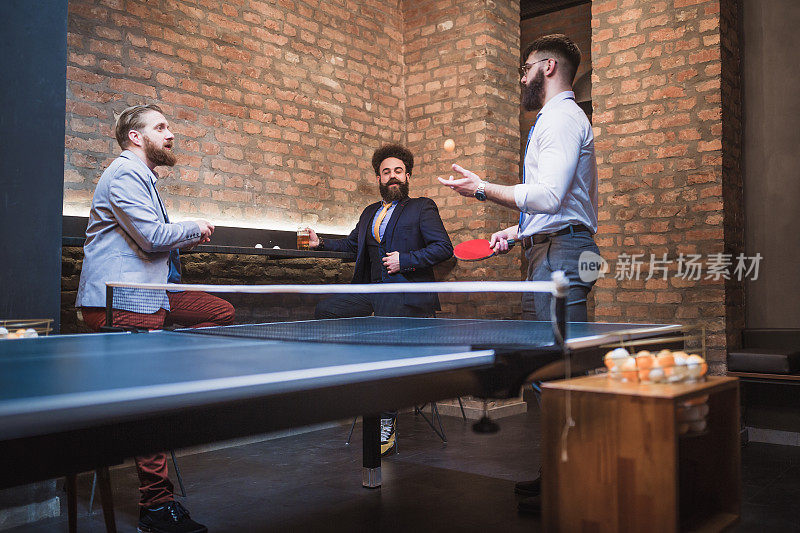 一群年轻的商人下班后打乒乓球