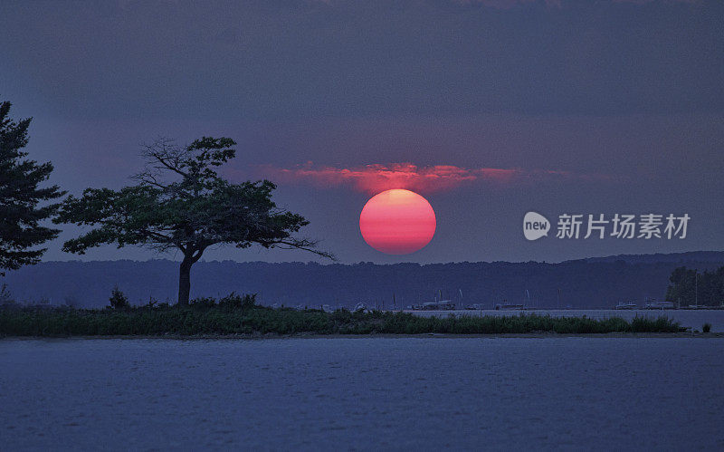 底特律角夏季野火烟雾日落