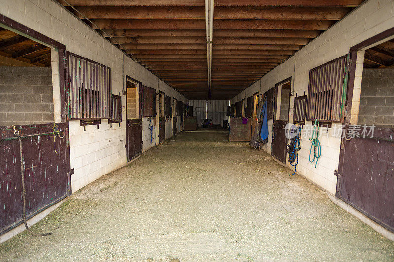 农场谷仓和马厩的内部