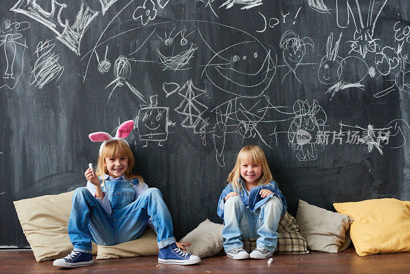 创意儿童在黑板上画画