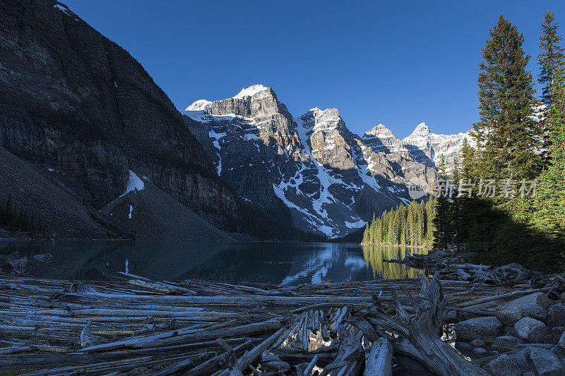 加拿大亚伯达省班夫国家公园的加拿大落基山脉的冰碛湖
