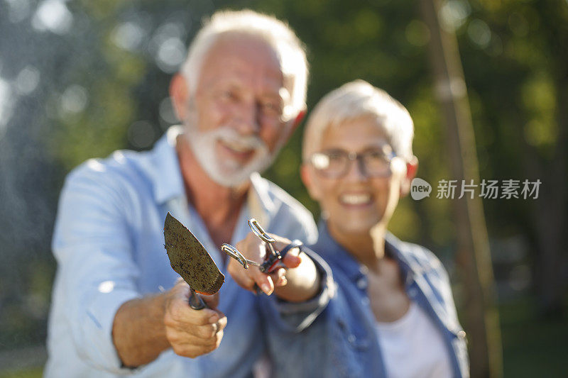 一对老年夫妇正在野餐