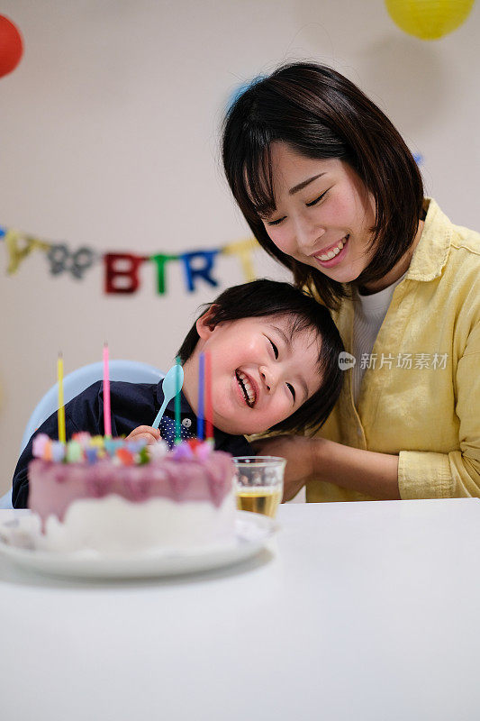 母亲在家为儿子庆祝生日