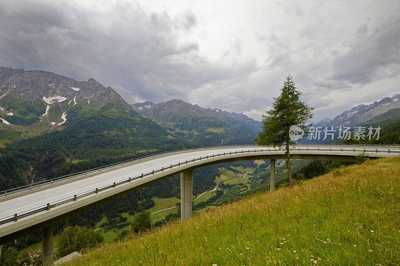 瑞士阿尔卑斯山圣哥达山口的高架公路