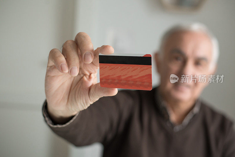 有信用卡的老人