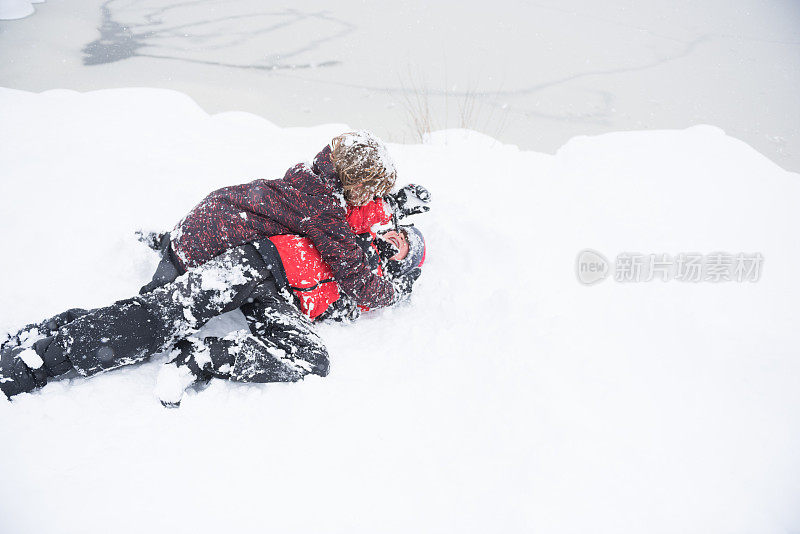 孩子们在暴风雪中快乐地玩雪橇