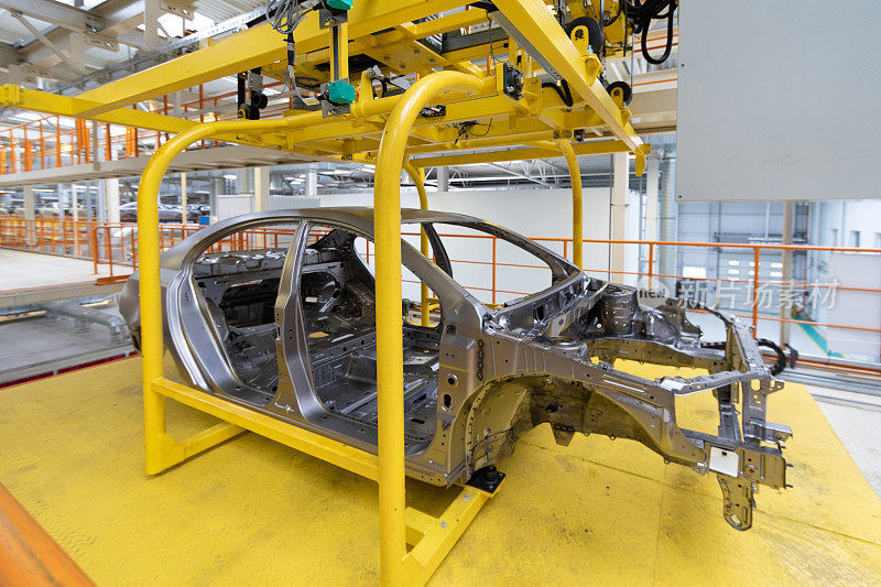 传送带上的车体工厂内的汽车现代化装配。汽车车身的自动化制造过程