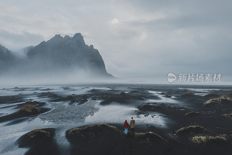 鸟瞰图夫妇看韦斯特拉霍恩山附近的海