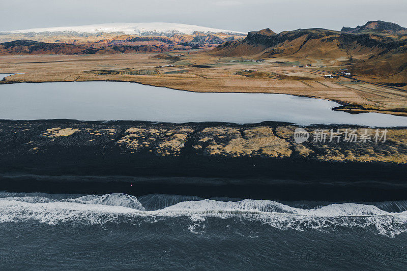 冰岛黑沙滩的风景鸟瞰图