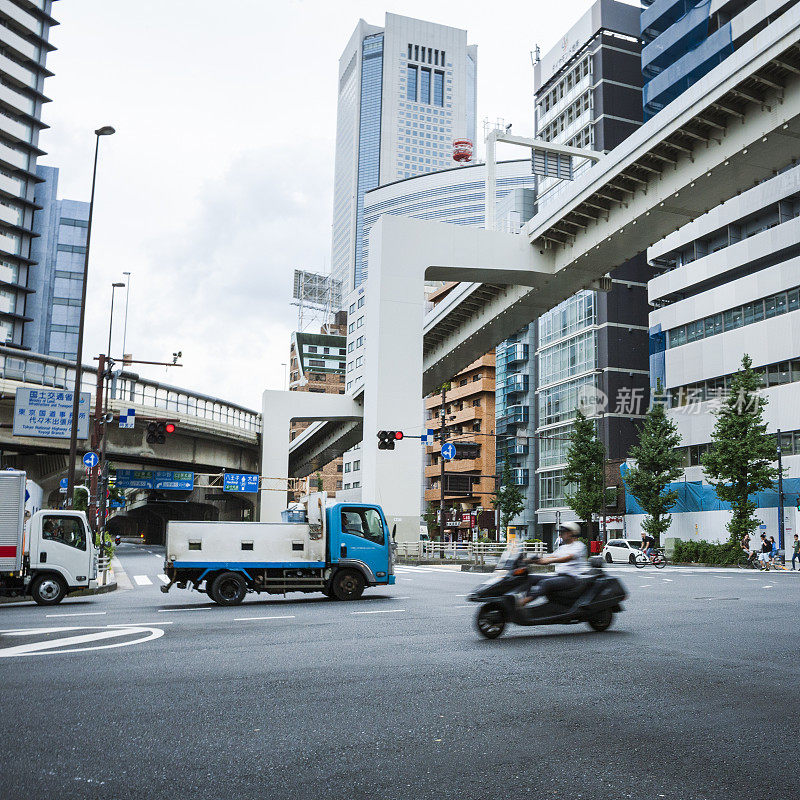 日本东京市区街道上的交通状况