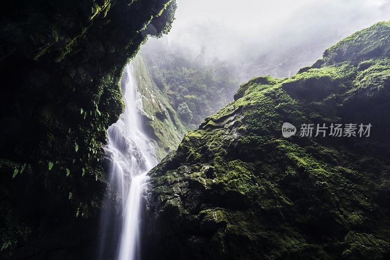 中国河北省的天然河谷和瀑布