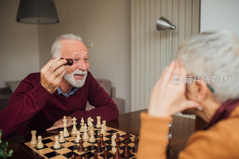 手持棋子的人