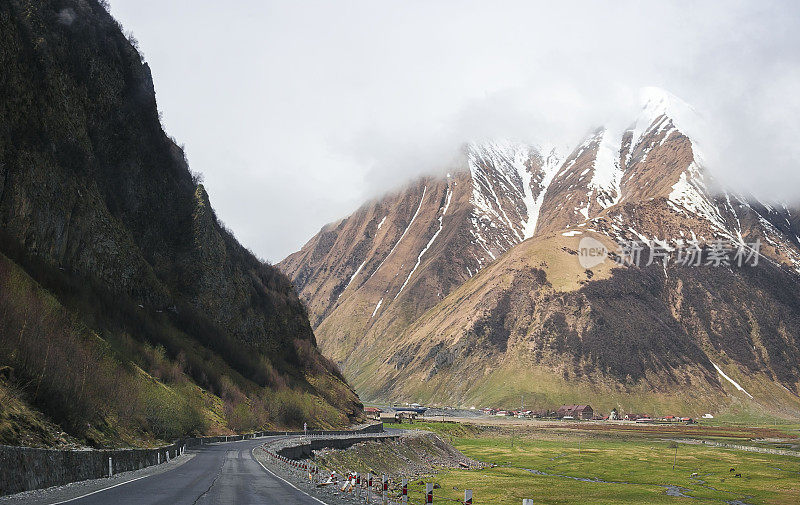 高加索山区的公路在春季