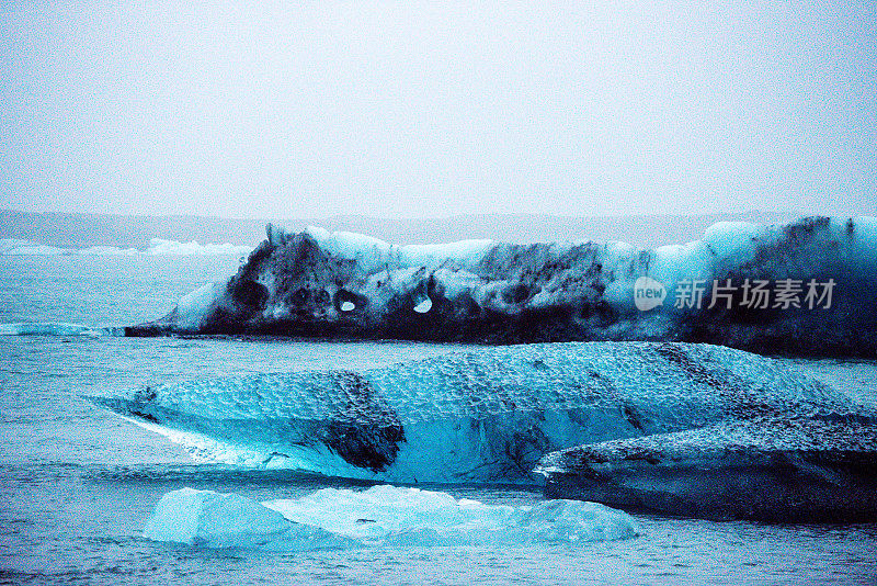 冰山漂浮在Jökulsárlón冰川泻湖冰岛在阴天